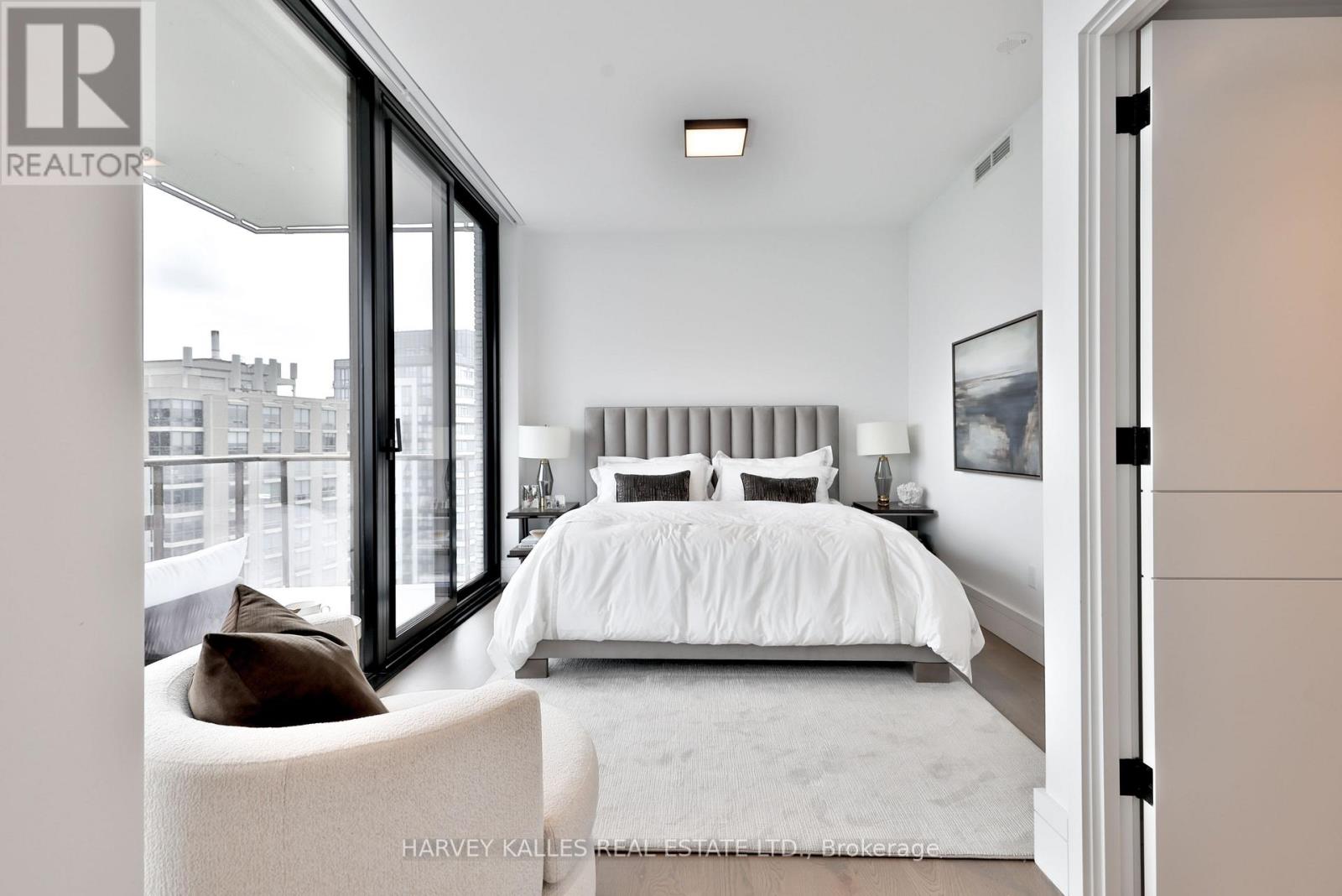 1404 - 215 LONSDALE ROAD