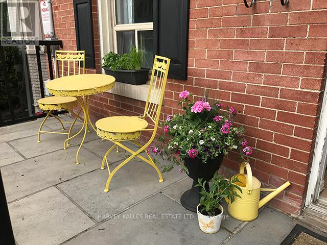 MAIN - 327 HOWLAND AVENUE