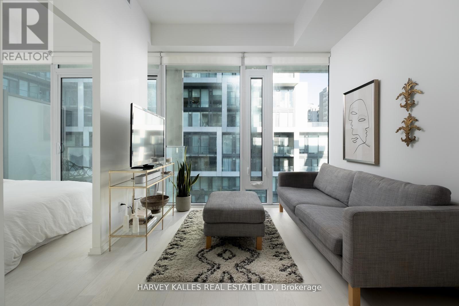 941 - 8 HILLSDALE AVENUE E