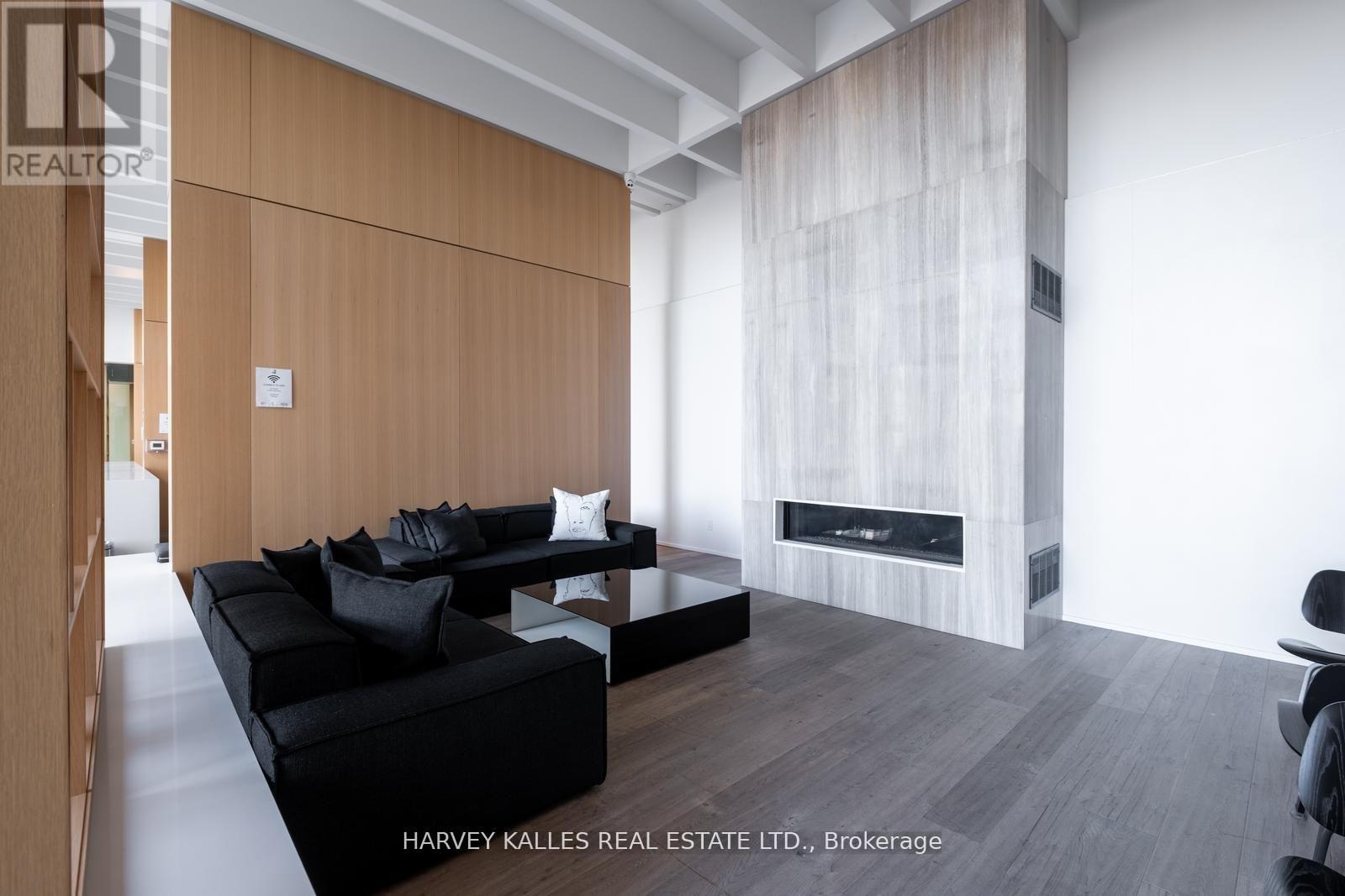 941 - 8 HILLSDALE AVENUE E