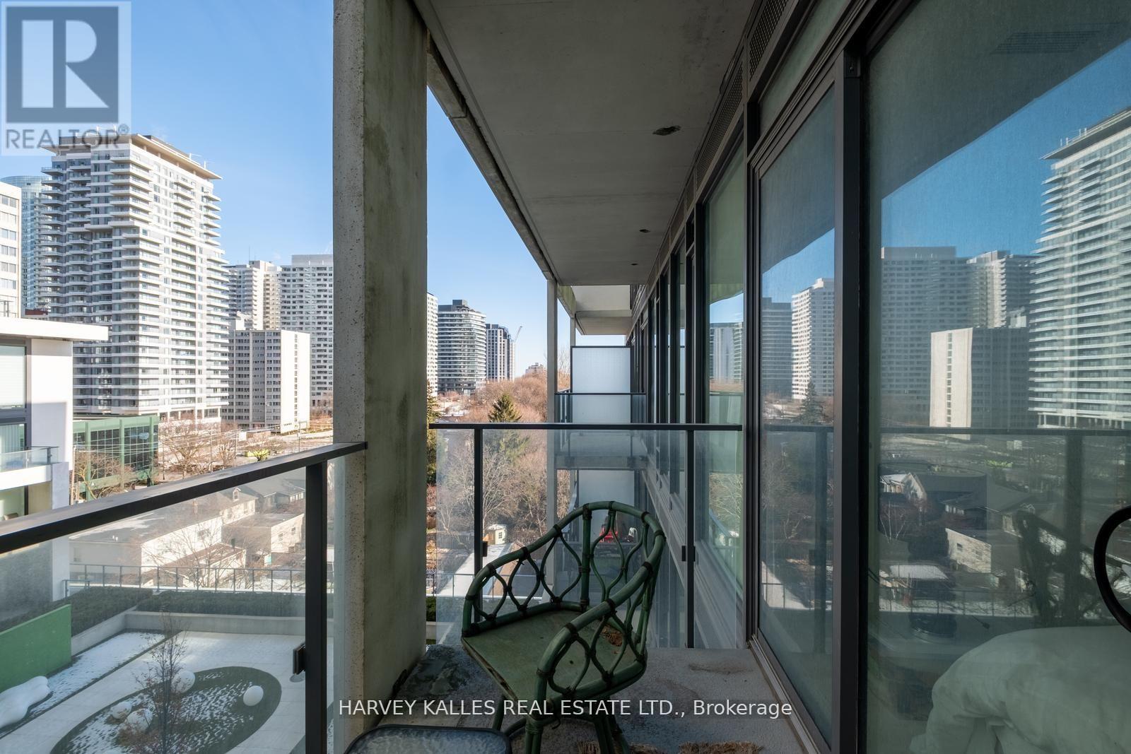 941 - 8 HILLSDALE AVENUE E