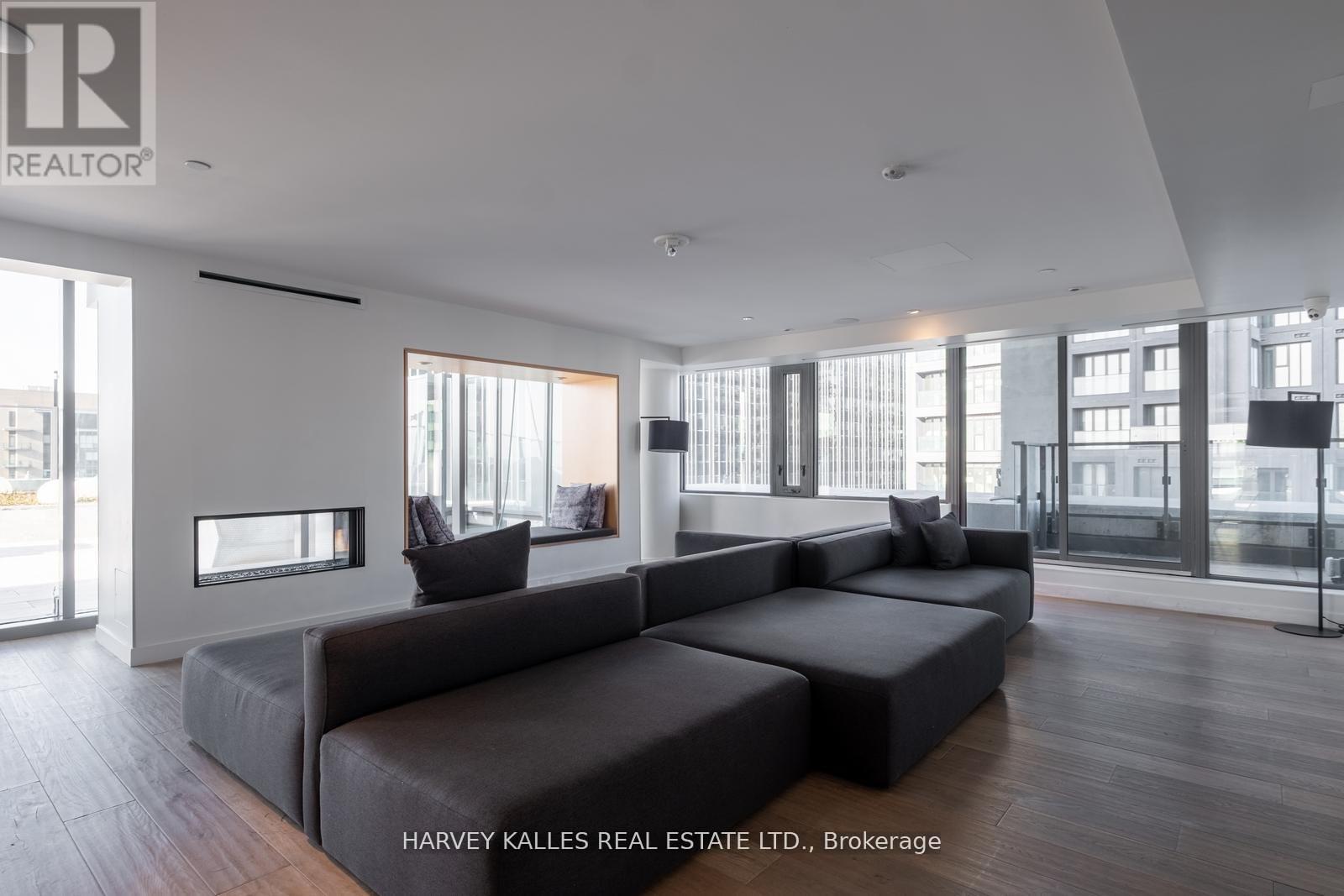 941 - 8 HILLSDALE AVENUE E