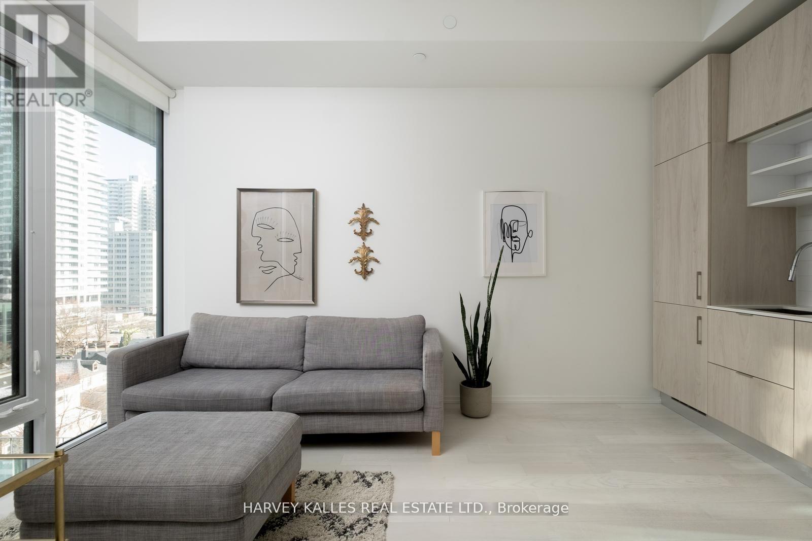 941 - 8 HILLSDALE AVENUE E