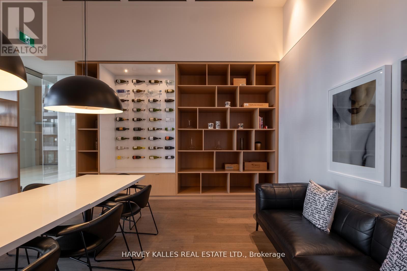 941 - 8 HILLSDALE AVENUE E