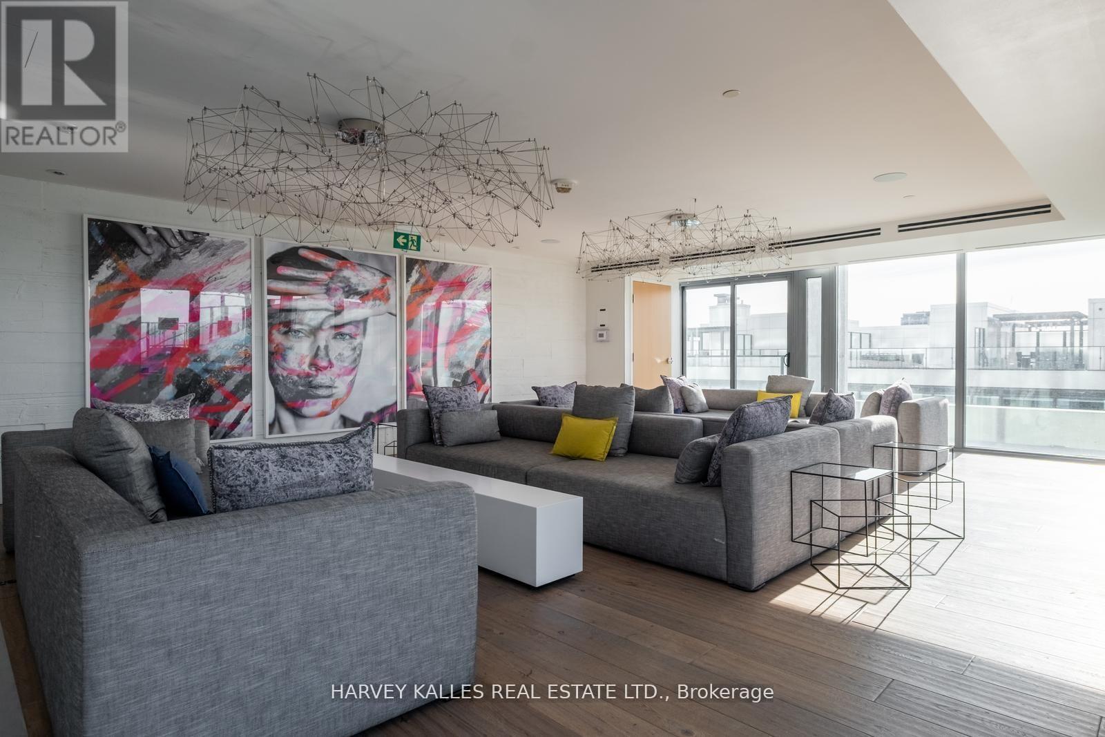 941 - 8 HILLSDALE AVENUE E