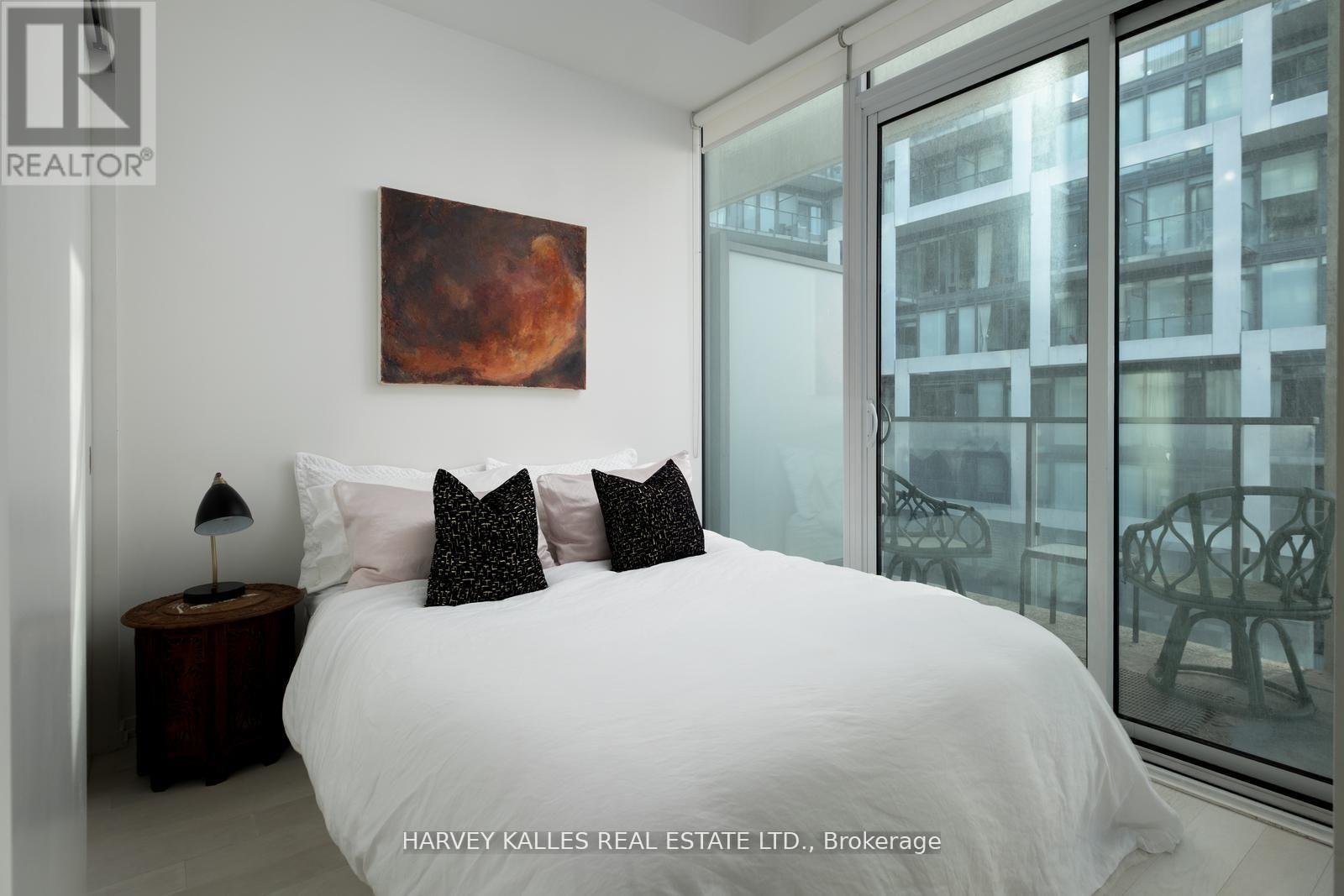 941 - 8 HILLSDALE AVENUE E