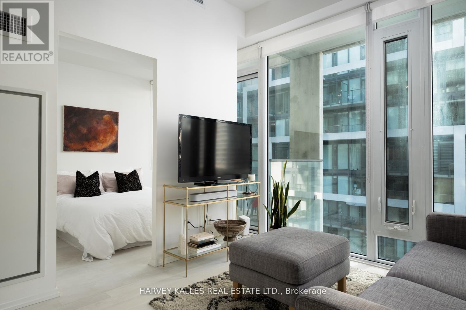 941 - 8 HILLSDALE AVENUE E