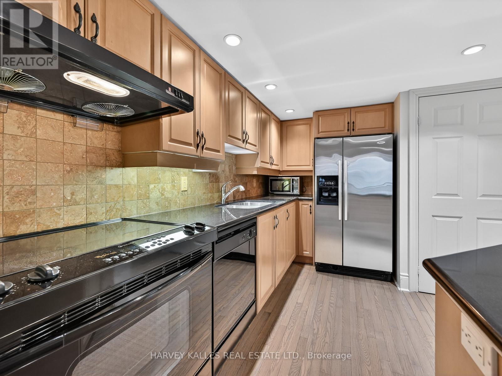 1203 - 123 EGLINTON AVENUE E