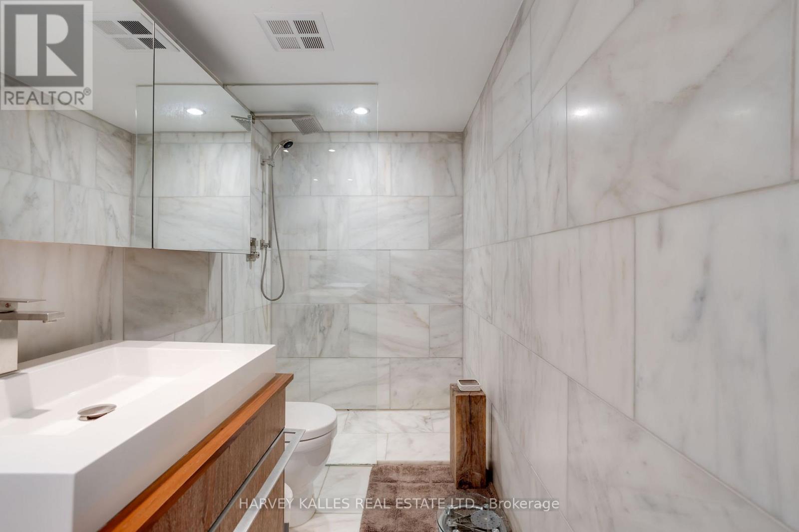 703 - 80 CUMBERLAND STREET