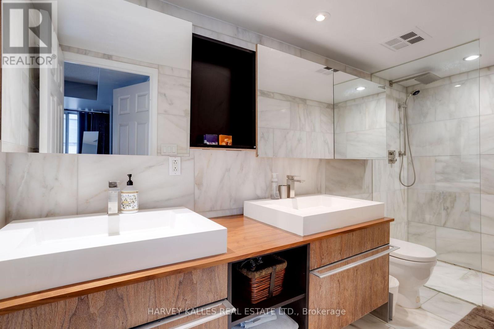 703 - 80 CUMBERLAND STREET