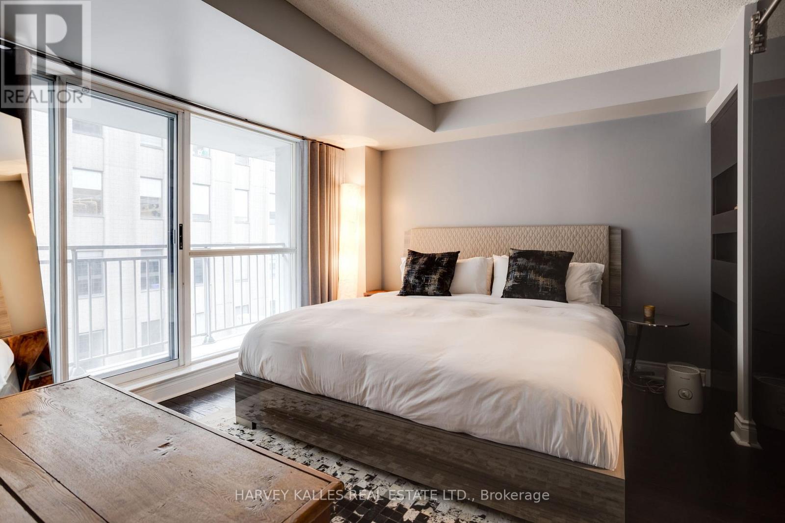 703 - 80 CUMBERLAND STREET