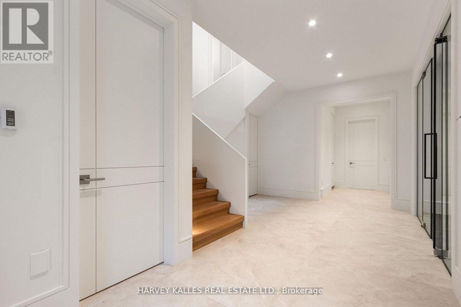 370 GLENGROVE AVENUE W