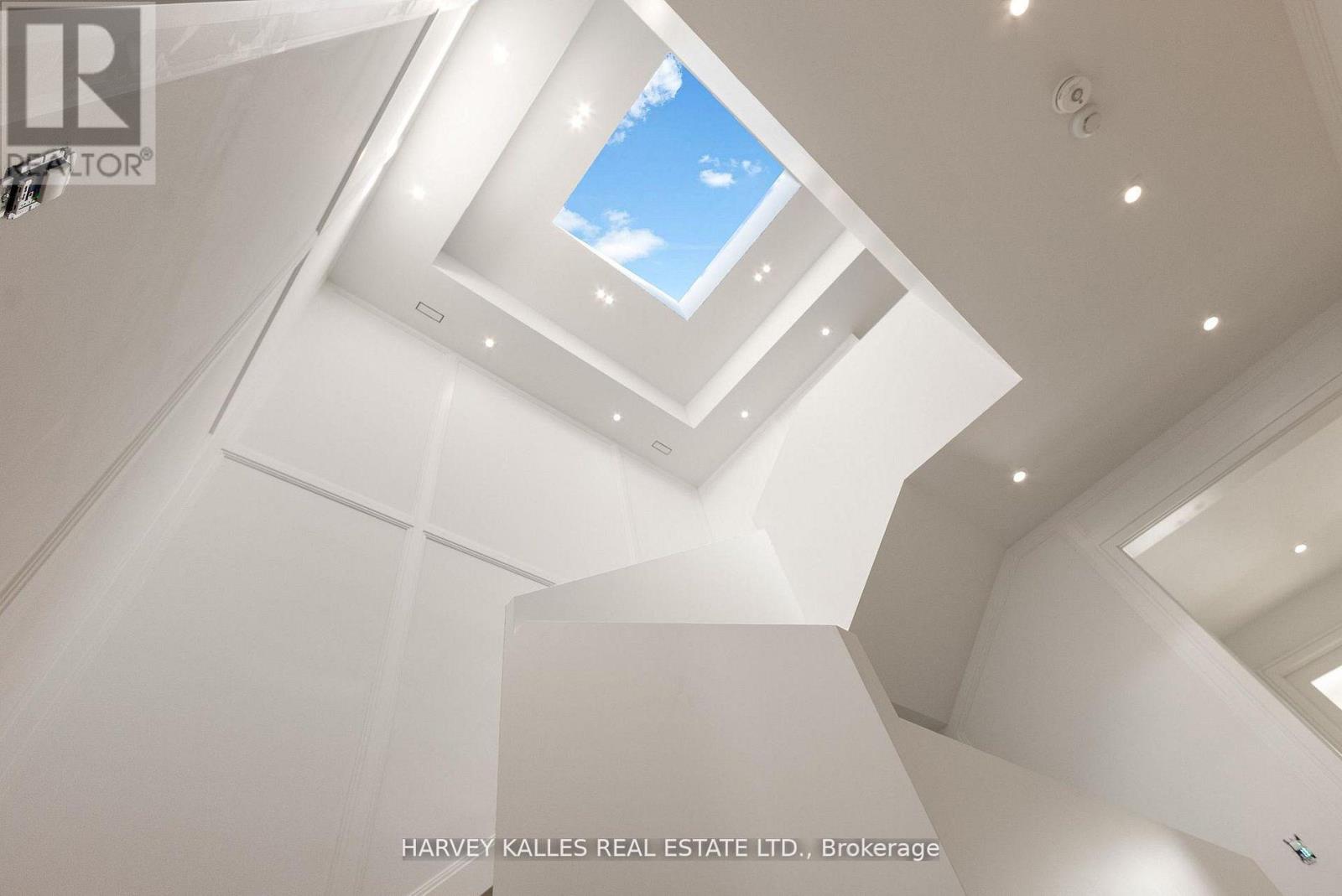 370 GLENGROVE AVENUE W