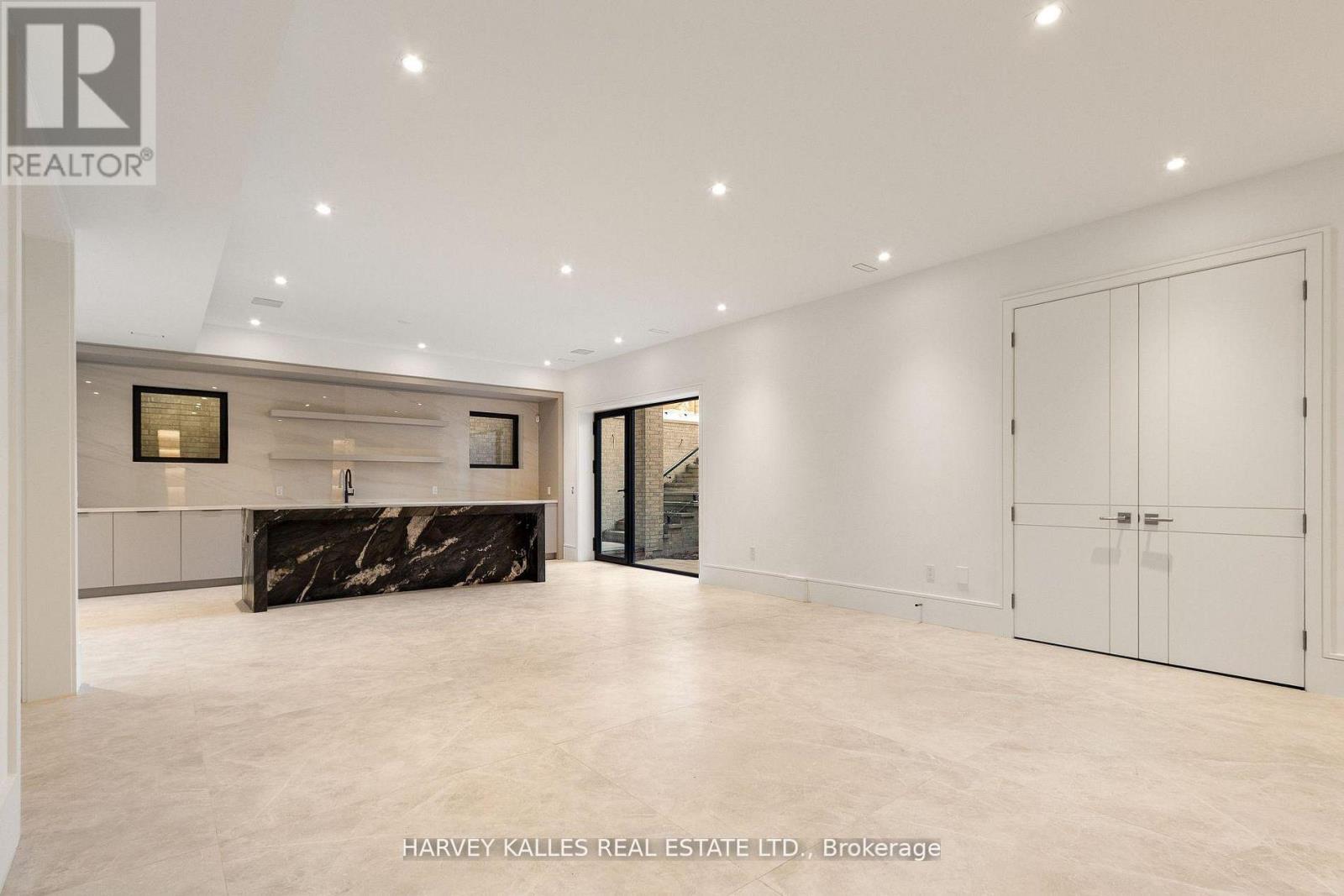 370 GLENGROVE AVENUE W