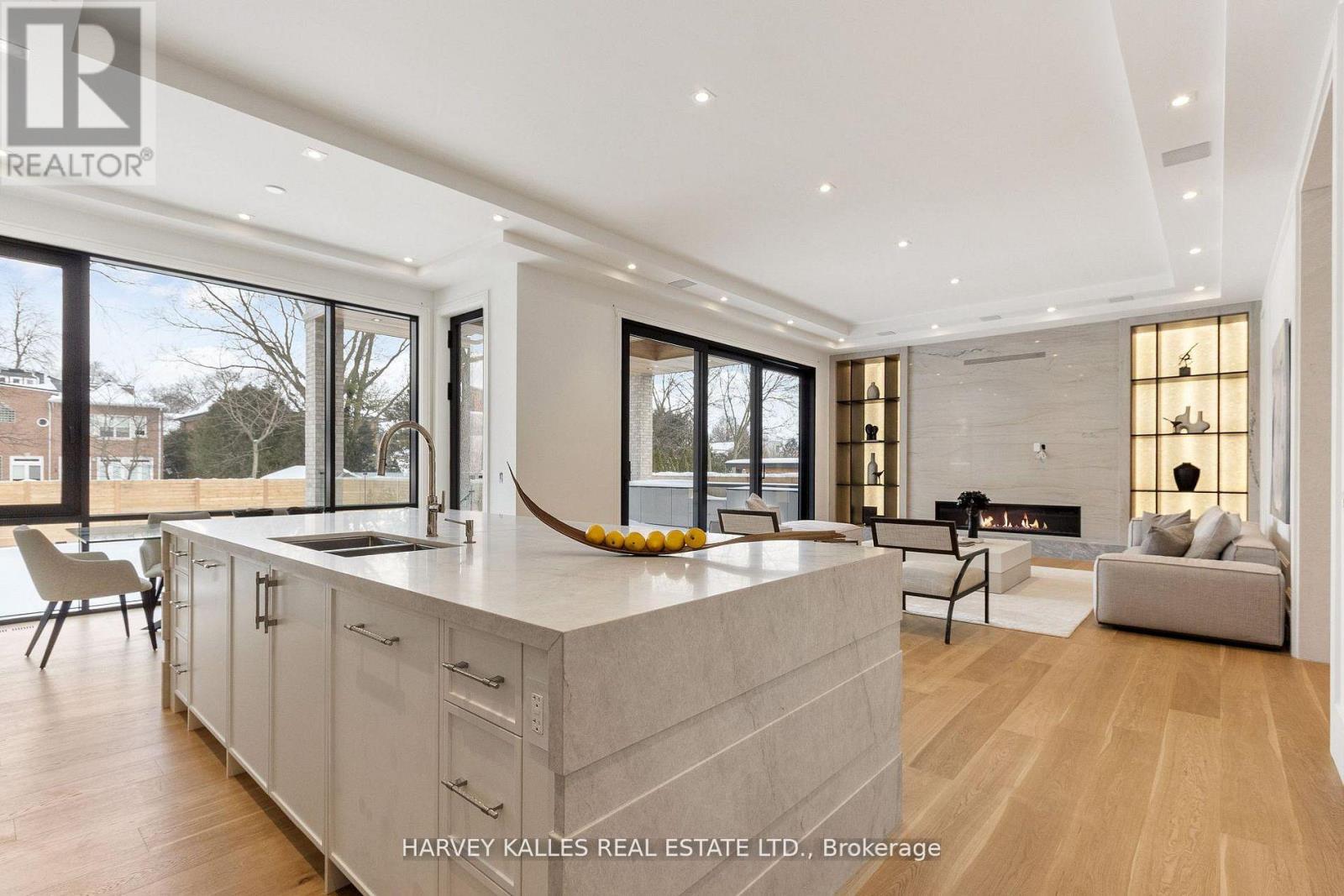 370 GLENGROVE AVENUE W