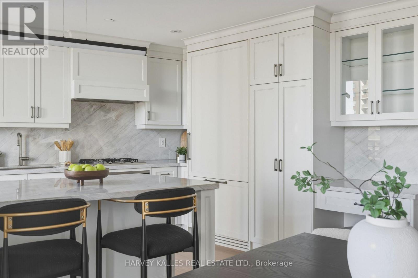 808 - 181 DAVENPORT ROAD