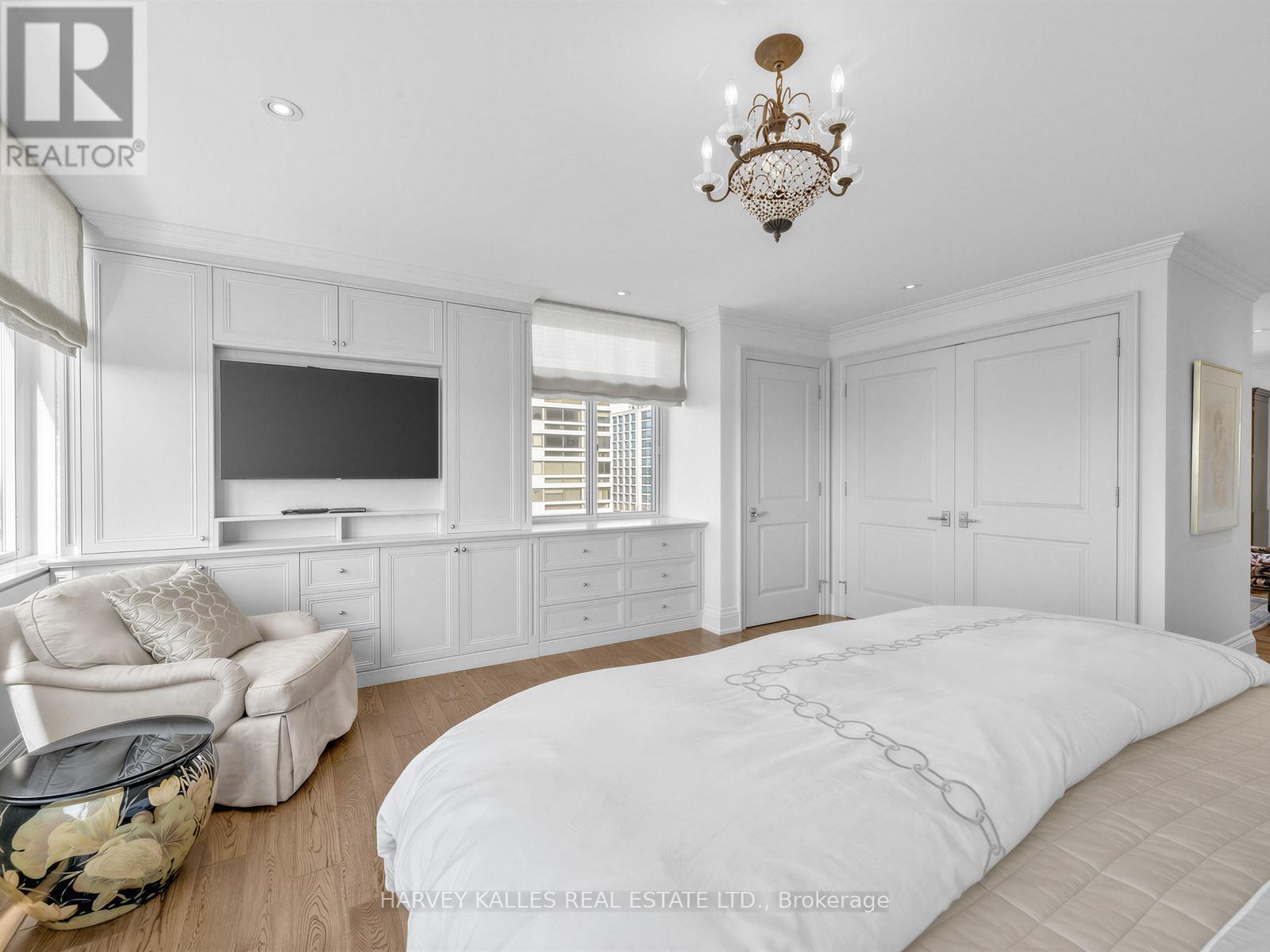 1201 - 500 AVENUE ROAD