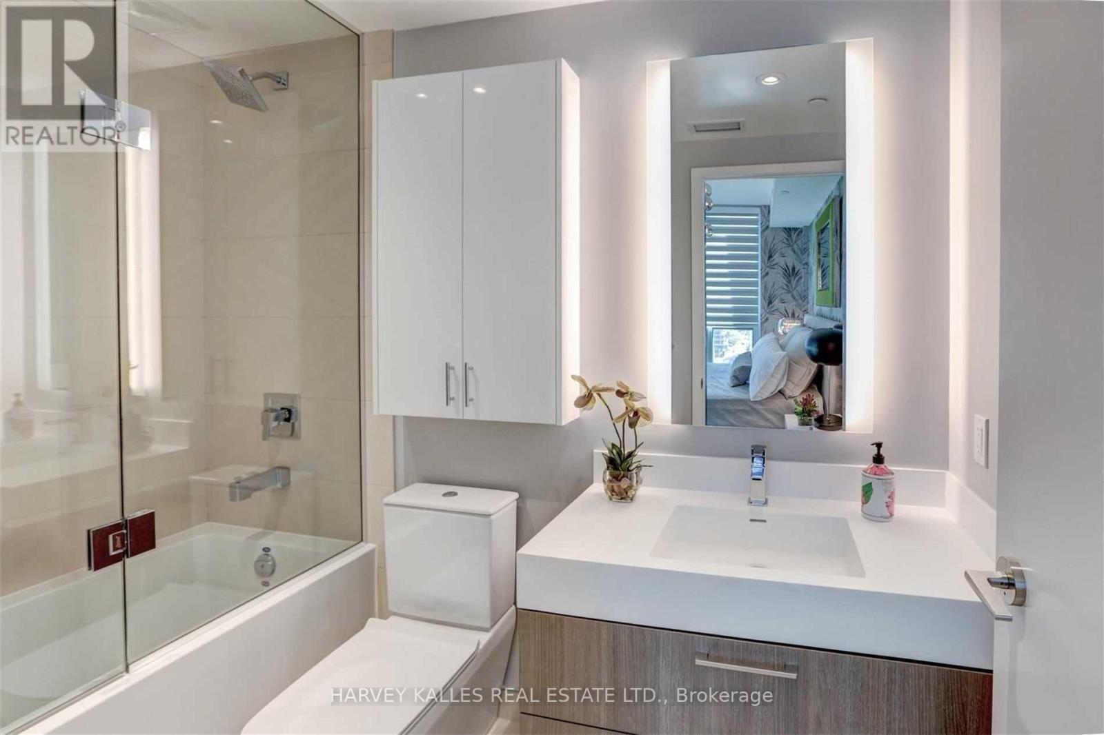 4905 - 1 YORKVILLE AVENUE