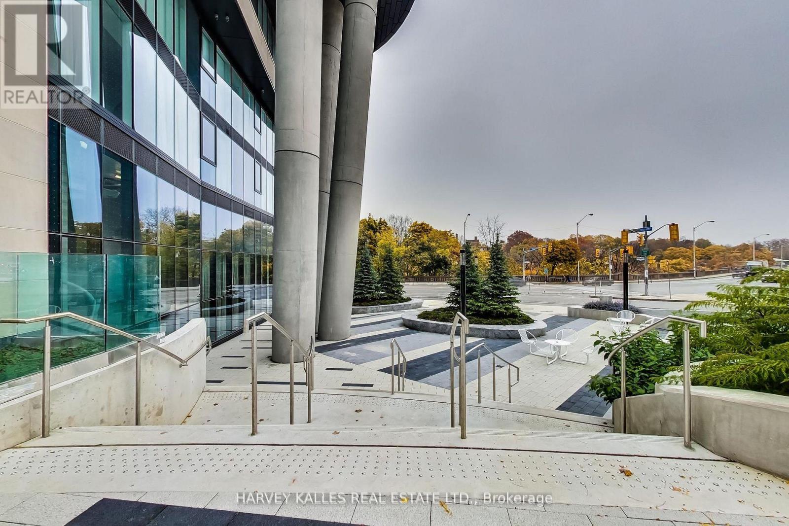 515 - 585 BLOOR STREET E