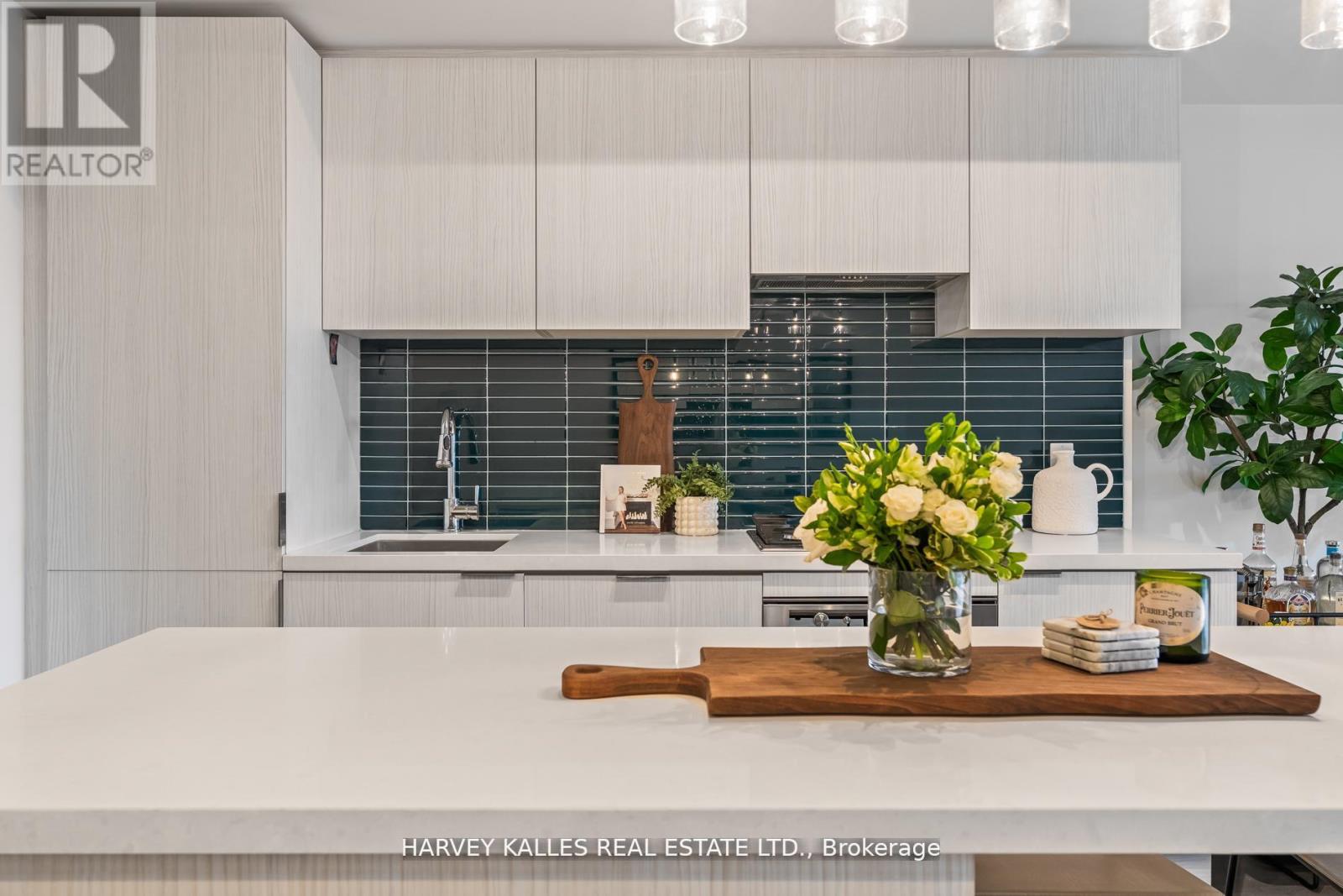 318 - 109 OSSINGTON AVENUE