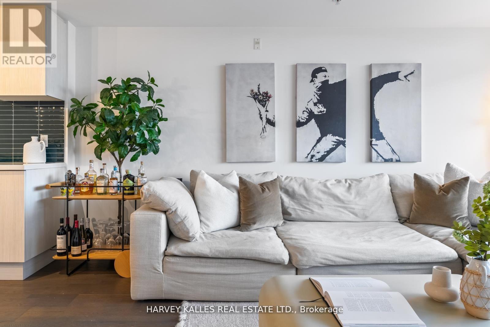 318 - 109 OSSINGTON AVENUE