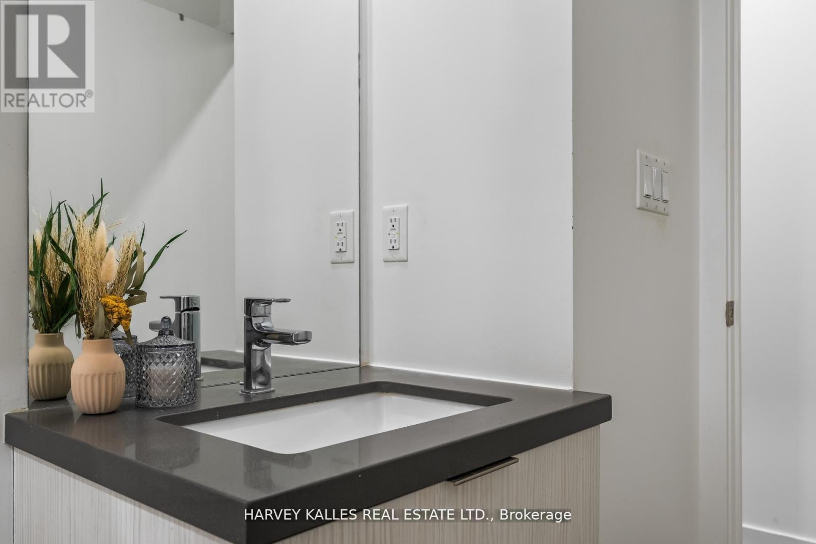 318 - 109 OSSINGTON AVENUE