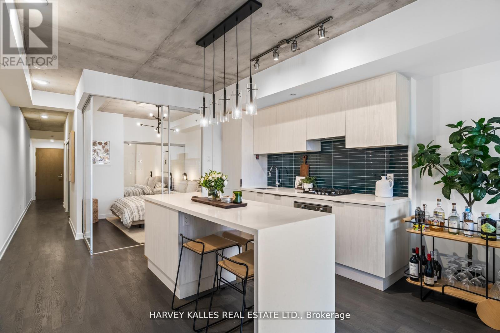 318 - 109 OSSINGTON AVENUE