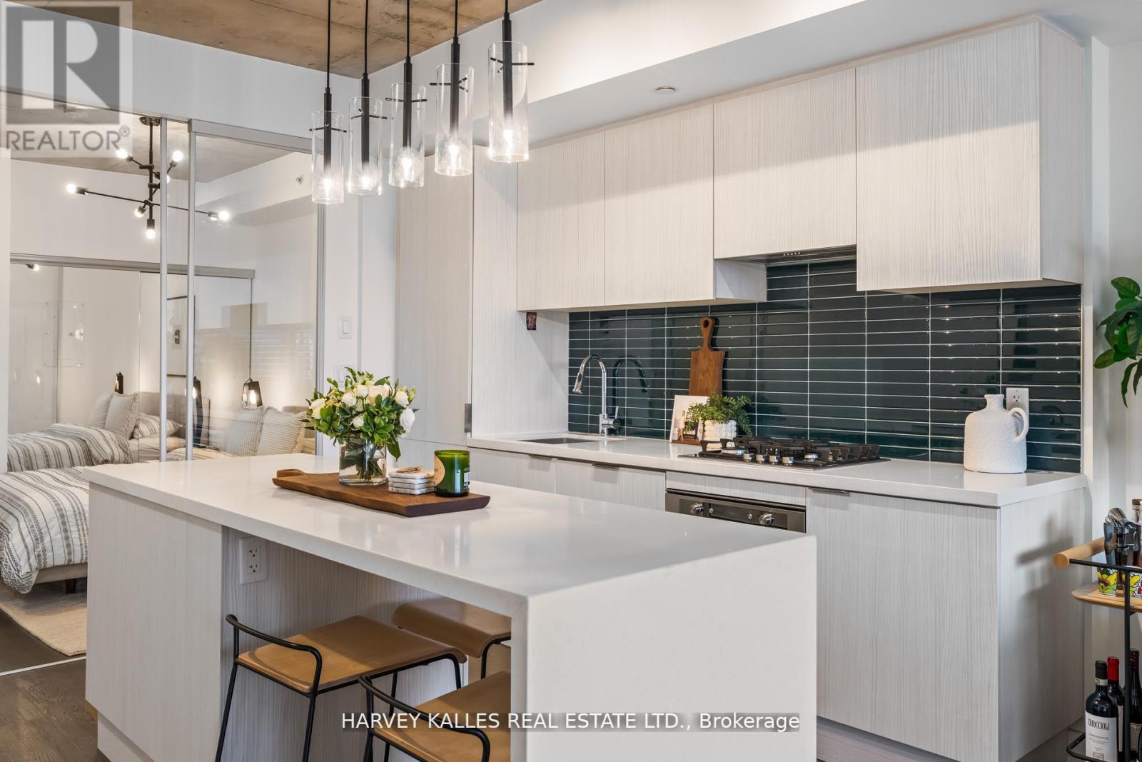 318 - 109 OSSINGTON AVENUE