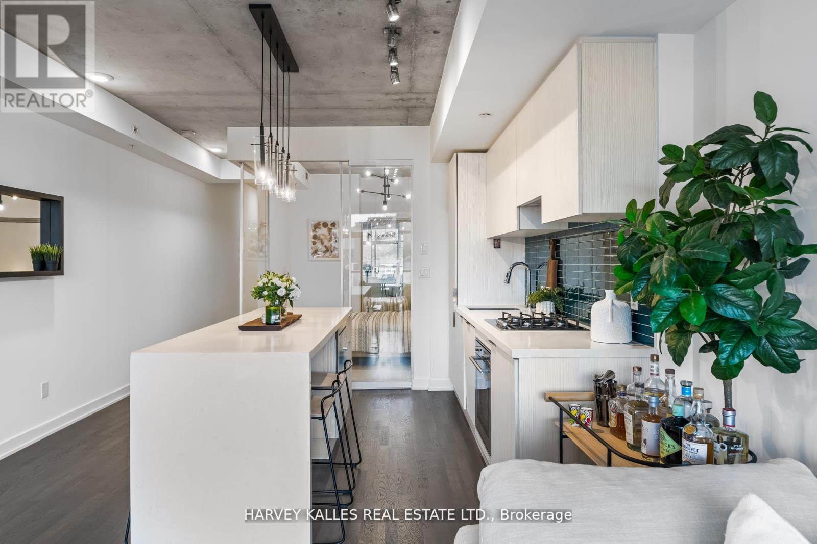 318 - 109 OSSINGTON AVENUE