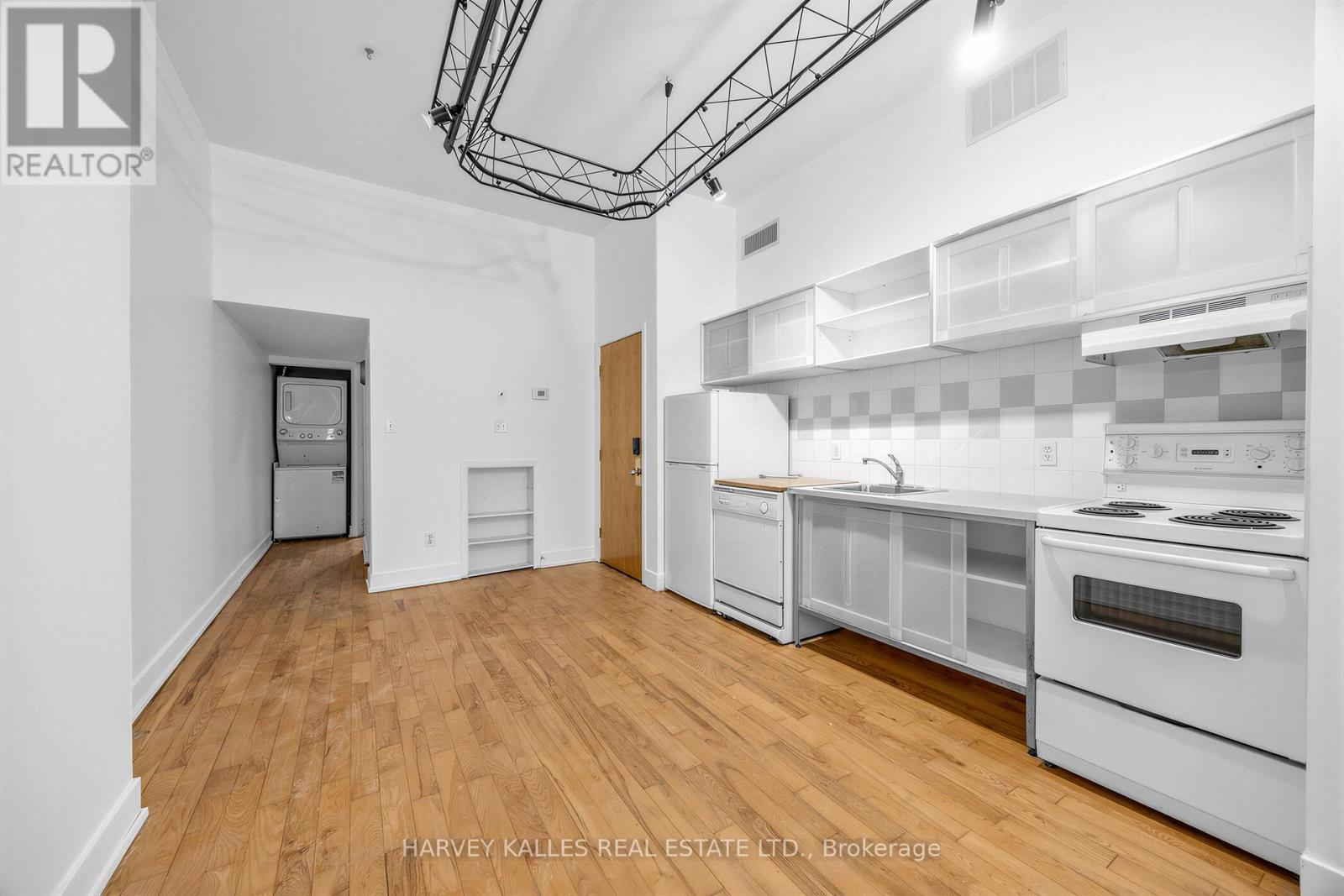106 QUEEN STREET E