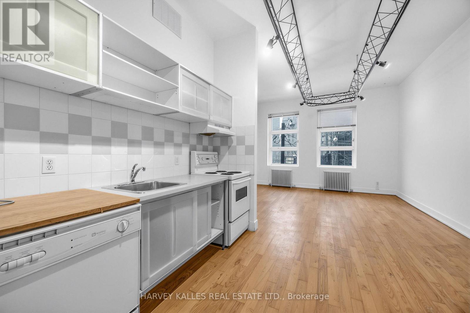 106 QUEEN STREET E