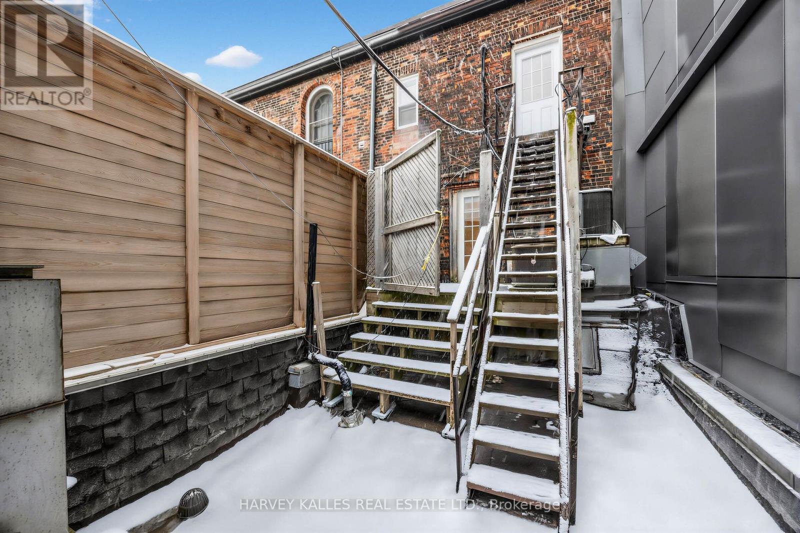 106 QUEEN STREET E