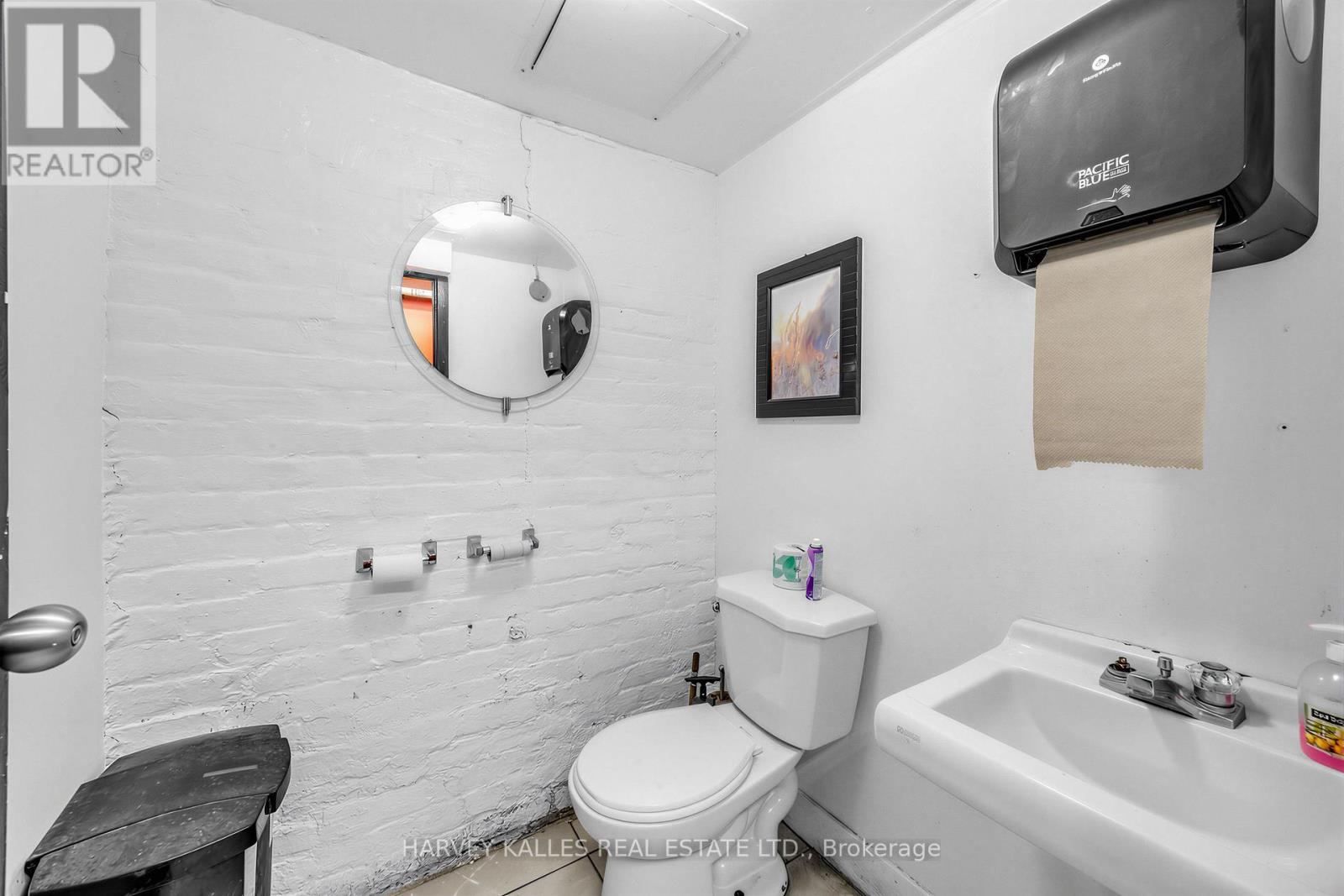 106 QUEEN STREET E
