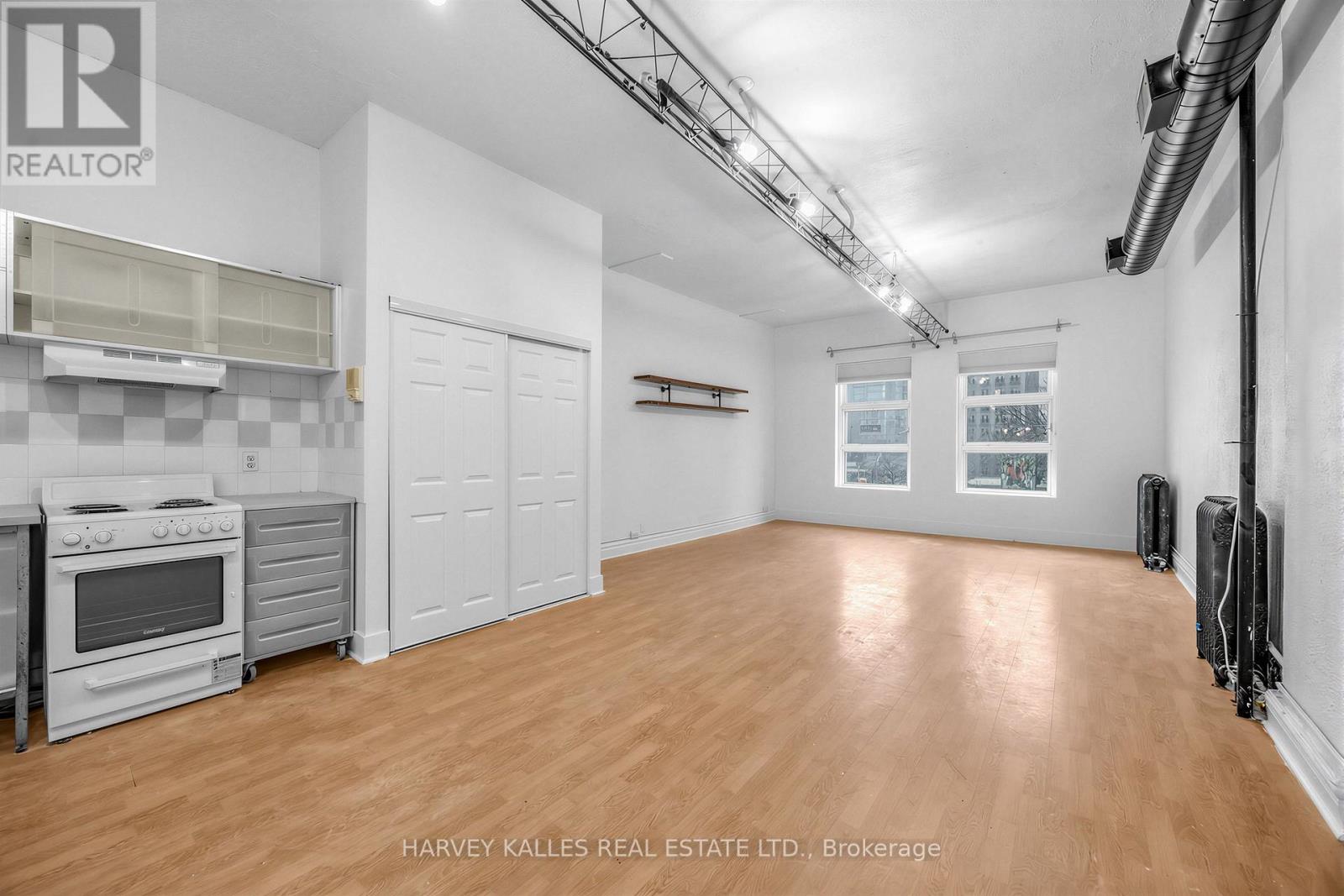 106 QUEEN STREET E