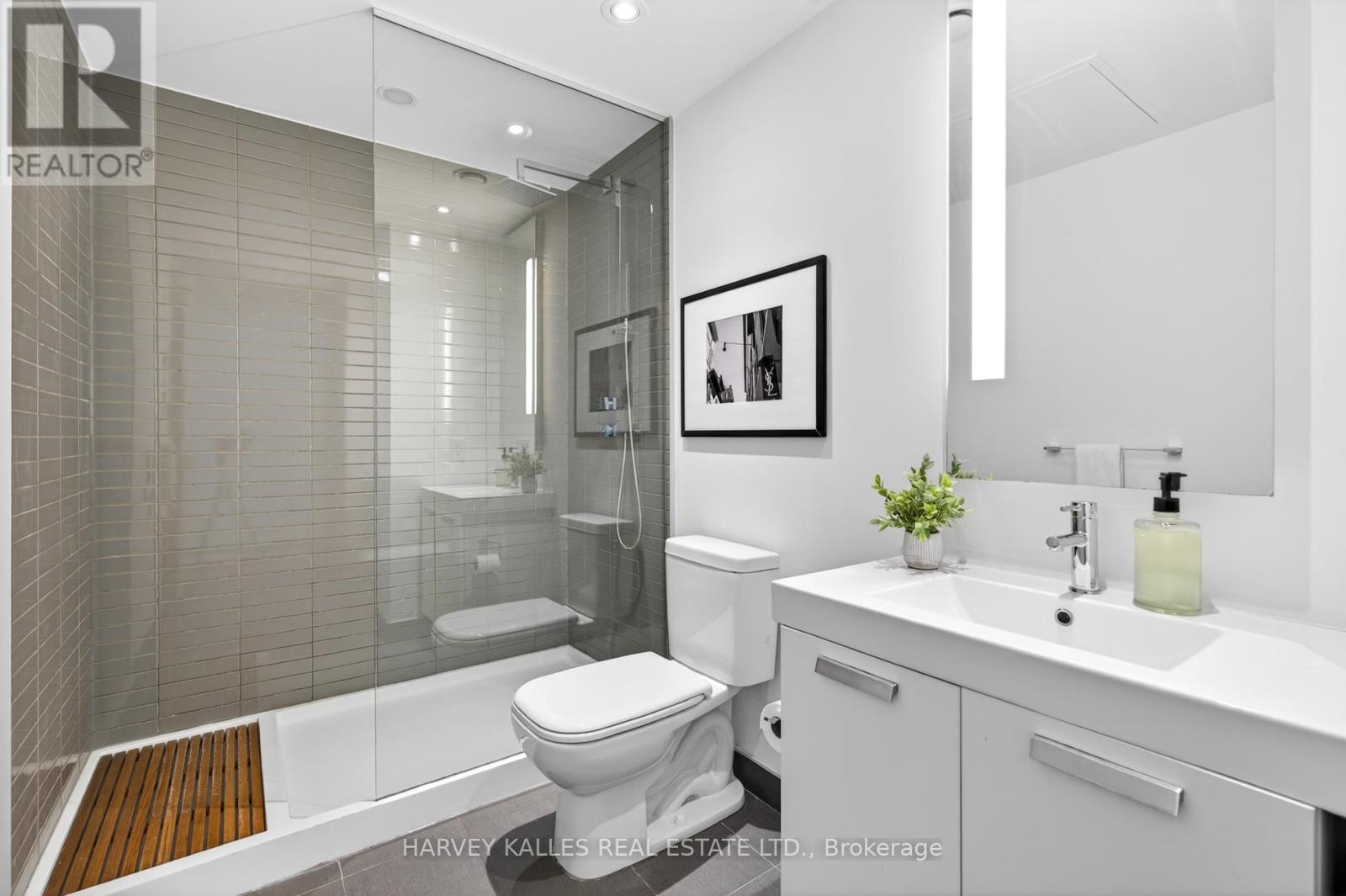 604 - 38 STEWART STREET