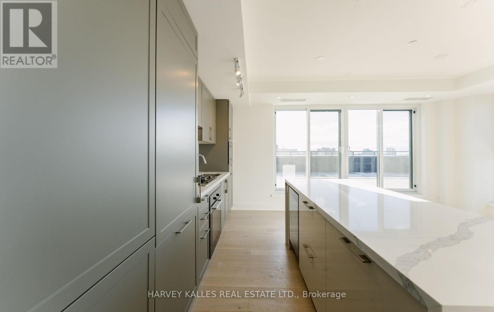 PH1 - 8 MANOR ROAD W