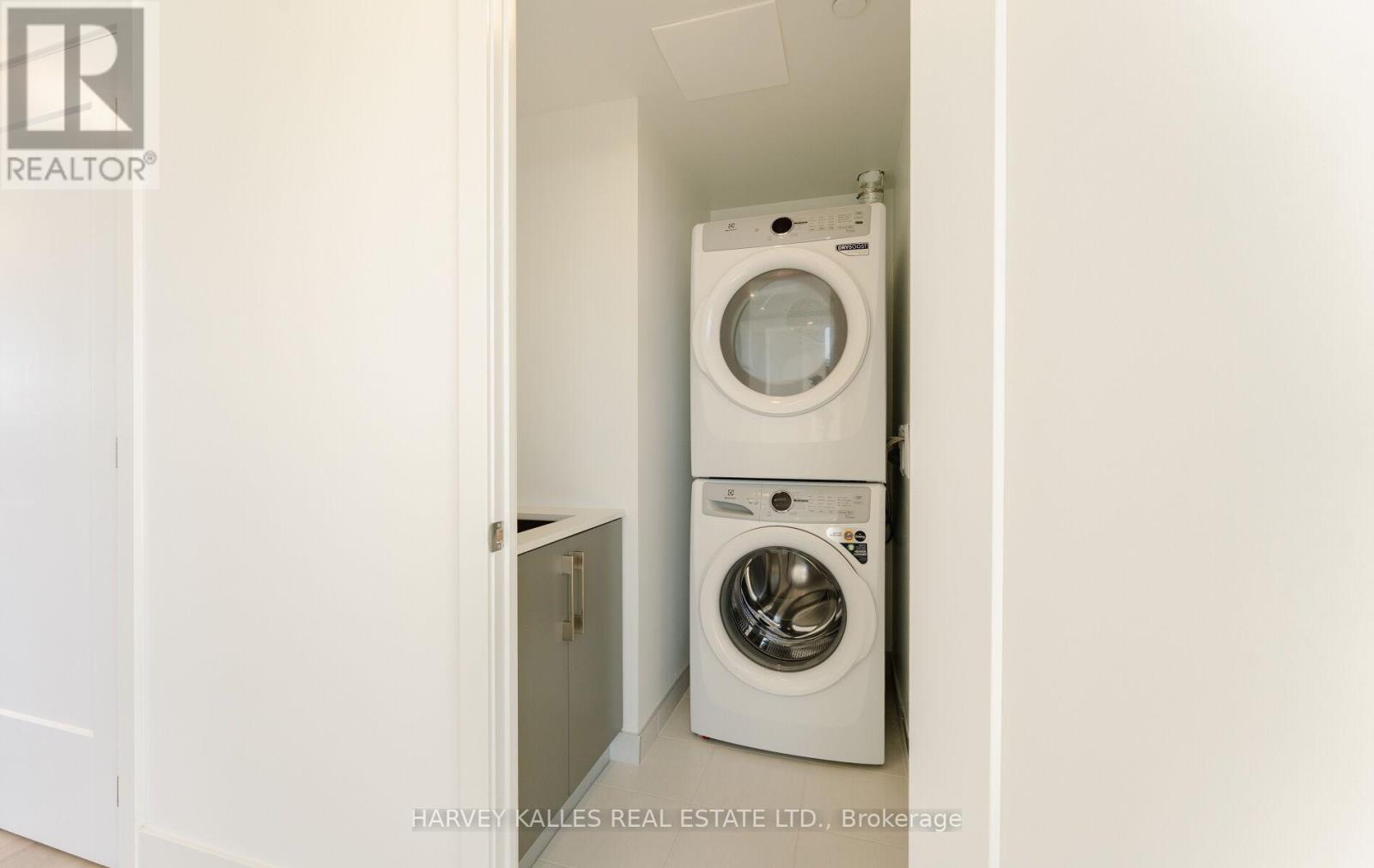 PH1 - 8 MANOR ROAD W