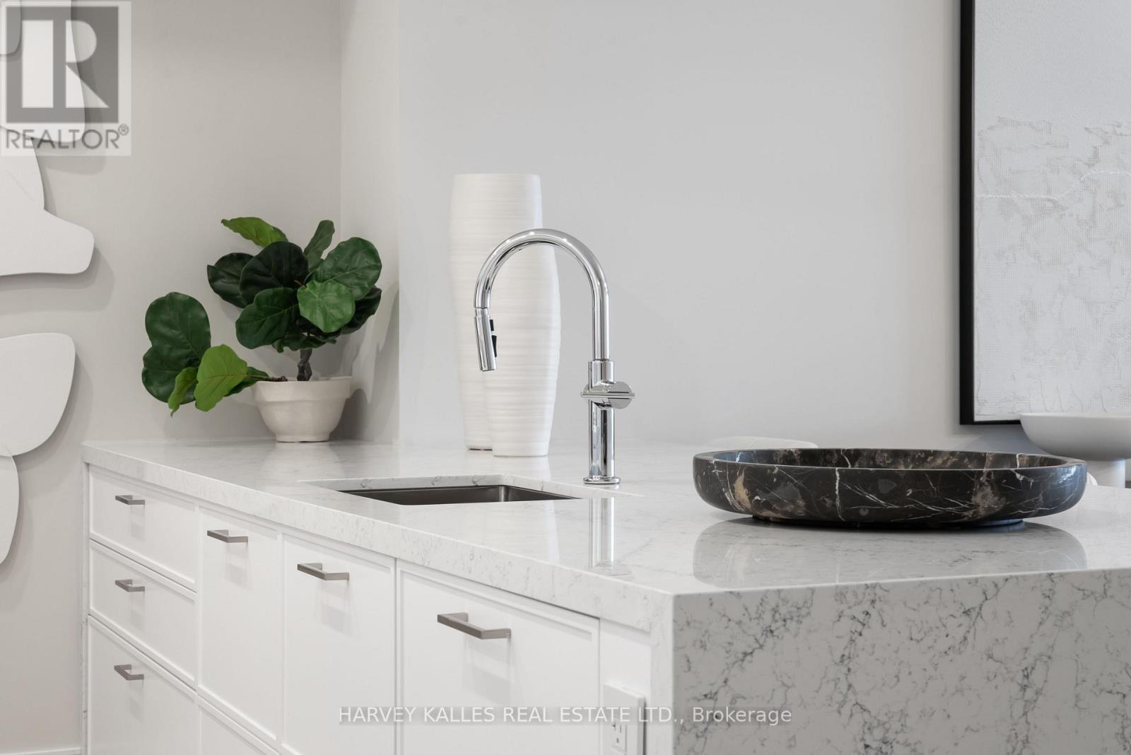 306 - 155 MERCHANTS' WHARF