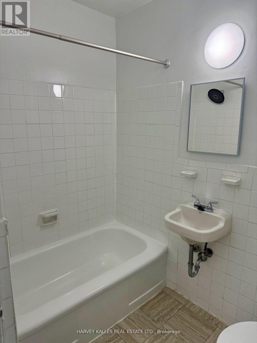 203 - 1582 BATHURST STREET