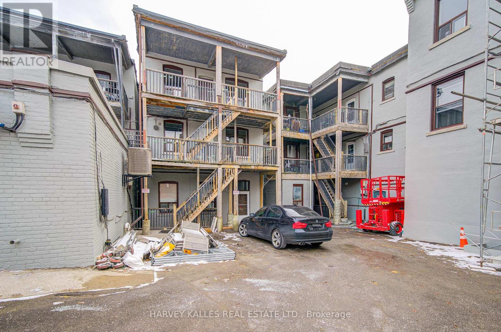 4 - 1074 ST CLAIR AVENUE W
