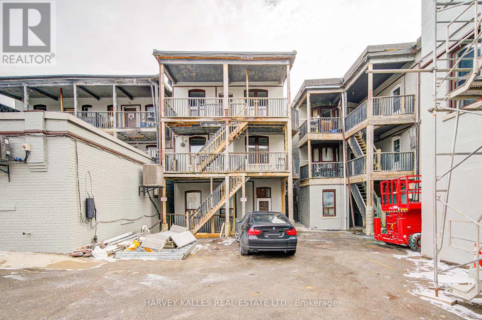 4 - 1074 ST CLAIR AVENUE W