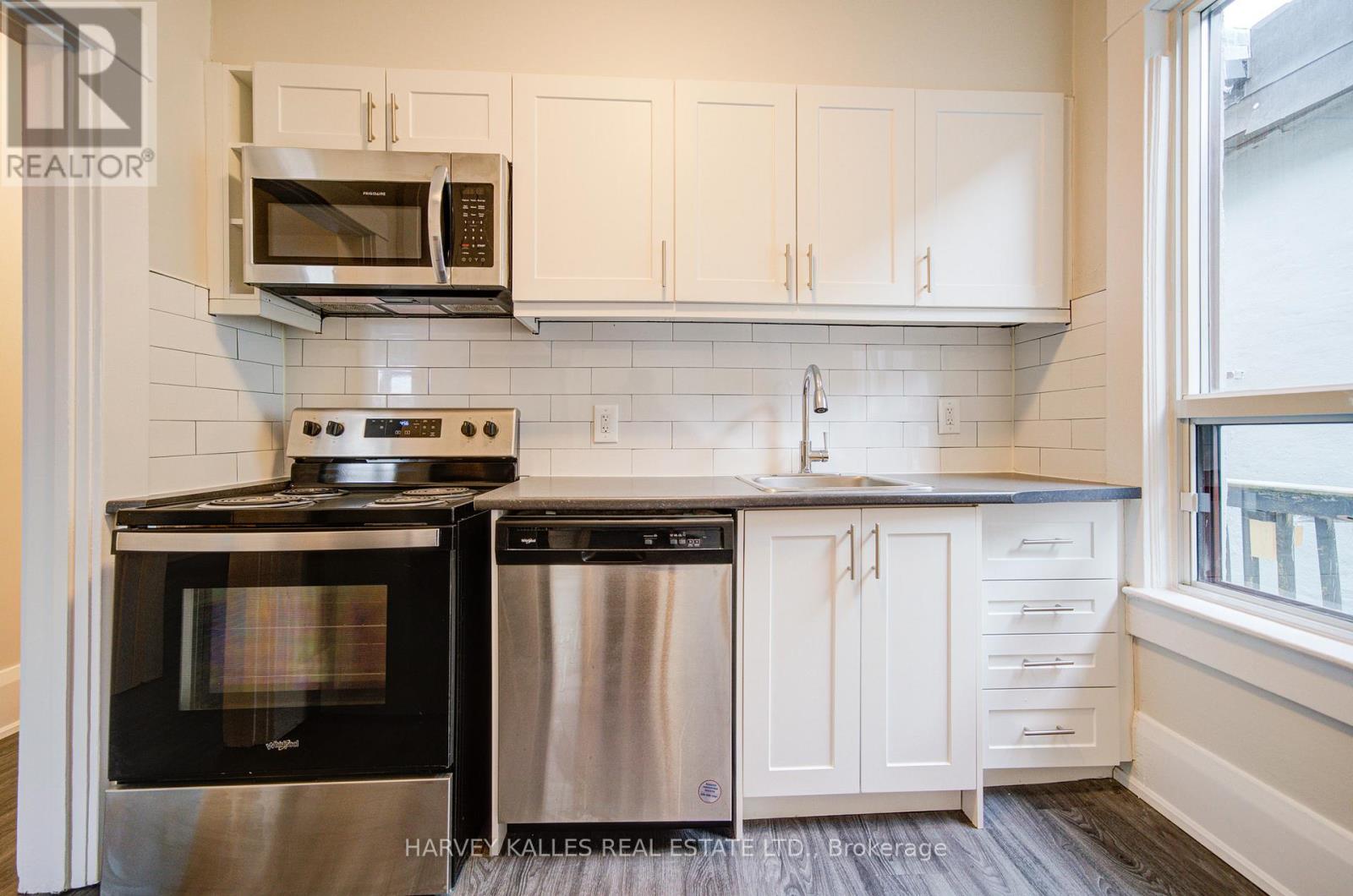 4 - 1074 ST CLAIR AVENUE W