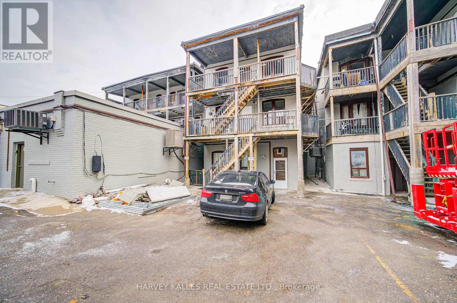 4 - 1074 ST CLAIR AVENUE W