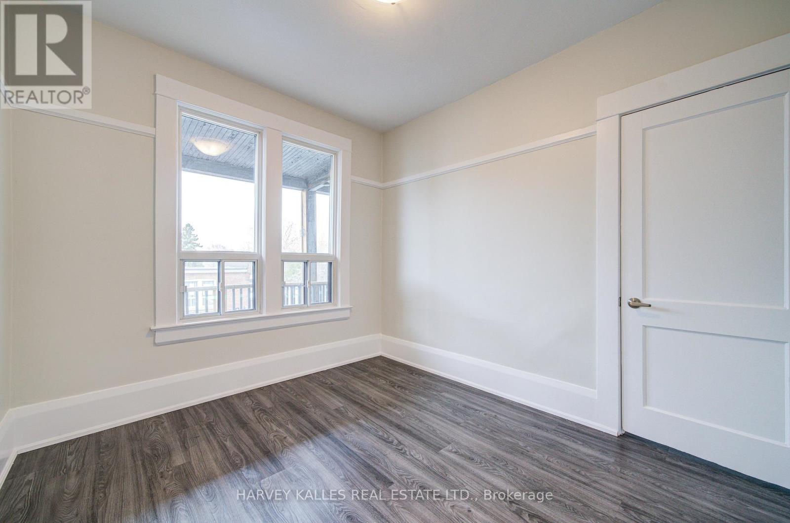 4 - 1074 ST CLAIR AVENUE W
