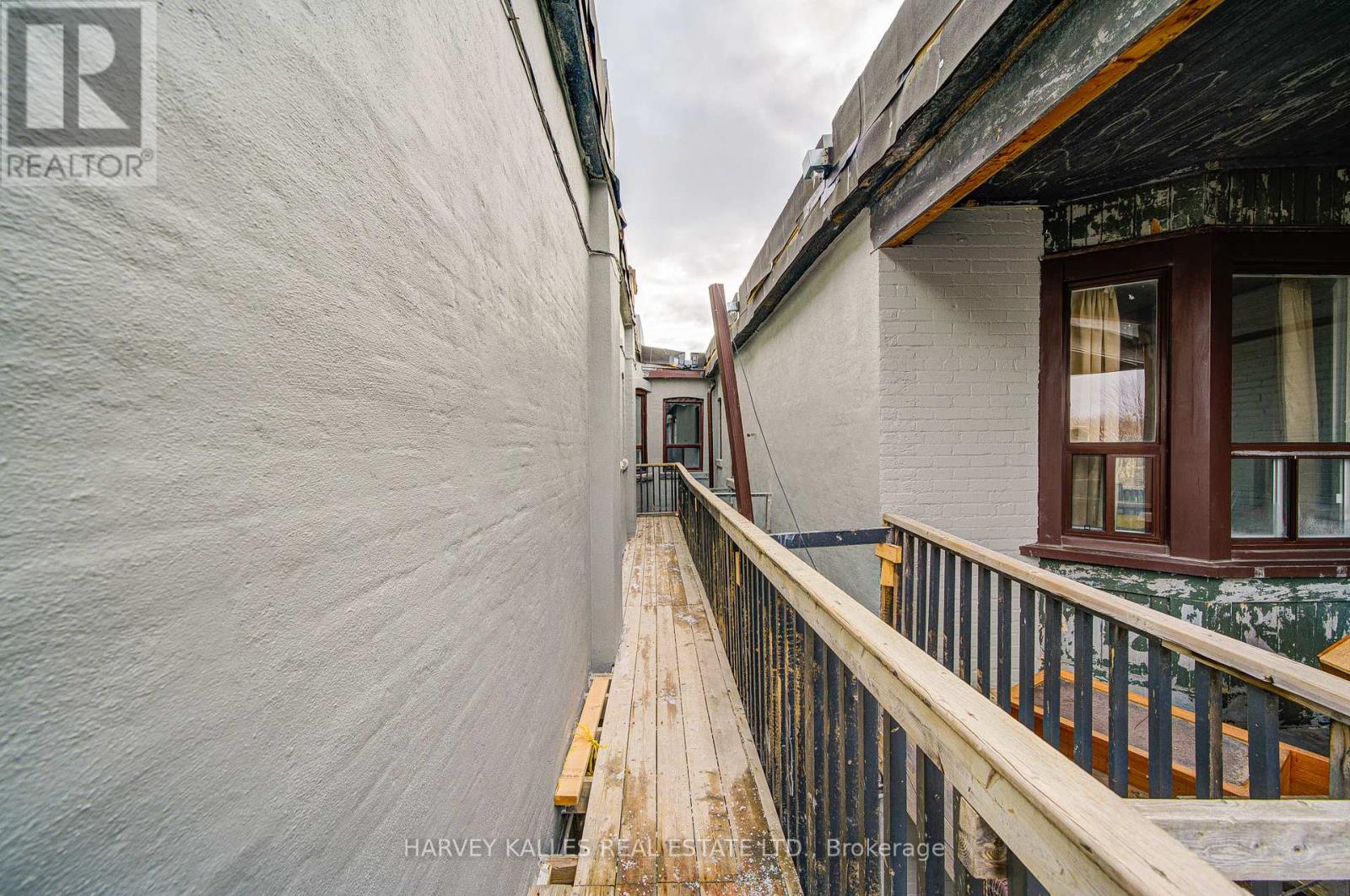 4 - 1074 ST CLAIR AVENUE W