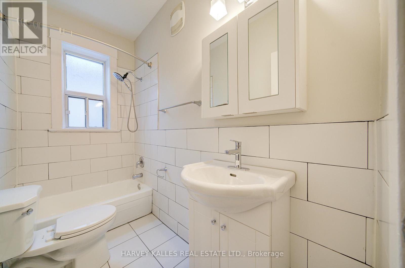 4 - 1074 ST CLAIR AVENUE W