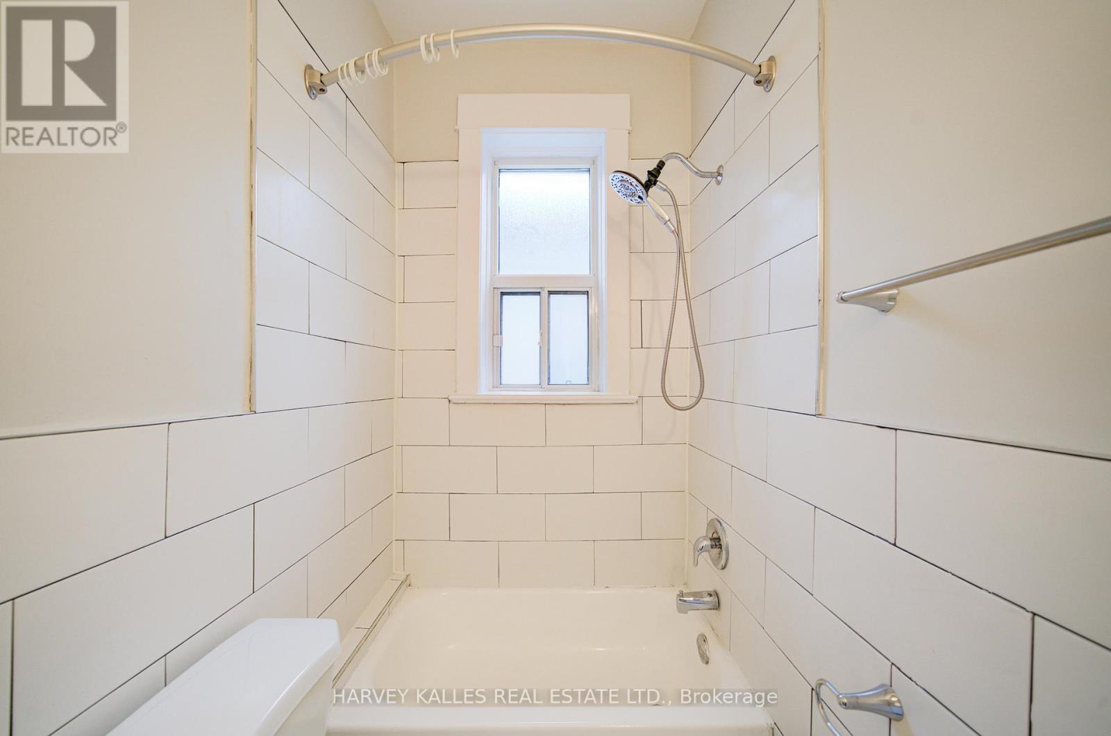 4 - 1074 ST CLAIR AVENUE W