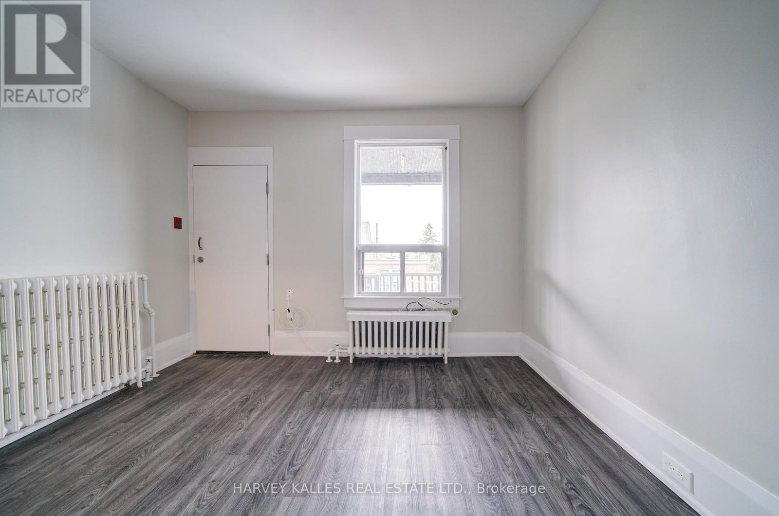 4 - 1074 ST CLAIR AVENUE W