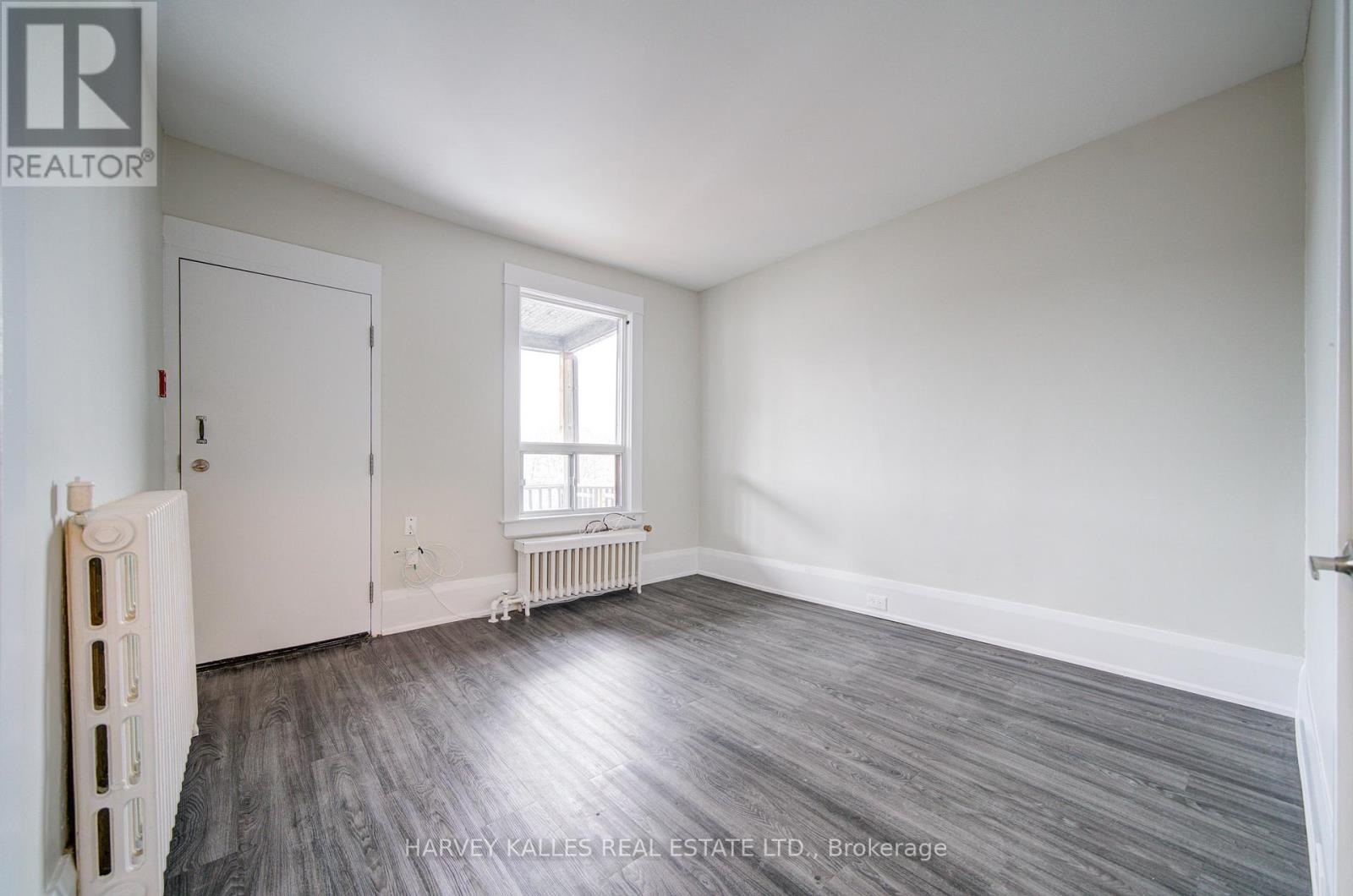 4 - 1074 ST CLAIR AVENUE W