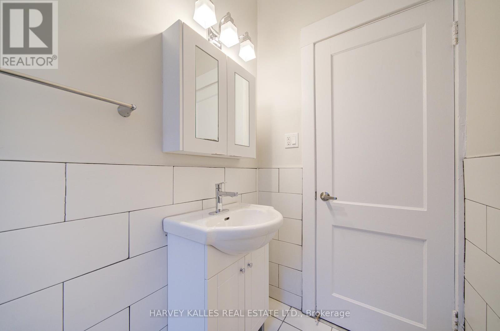 4 - 1074 ST CLAIR AVENUE W